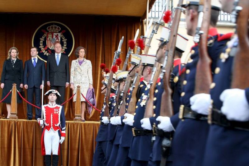 Medvedev presencia el desfile en el Palacio de El Pardo