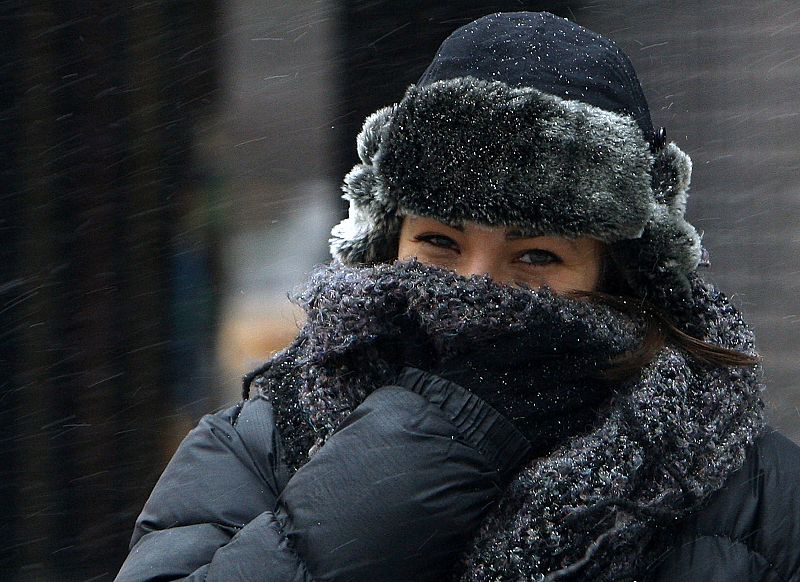 Mujer en Times Square nevado