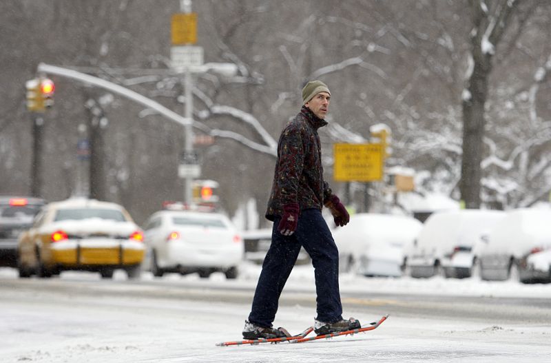 Hombre esquiando en calle de Nueva York