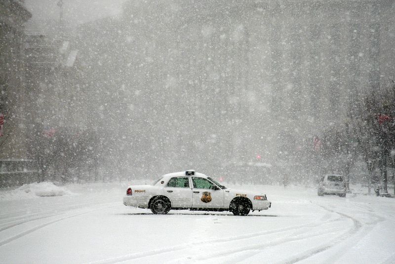 Coche de policía en exterior Casa Blanca