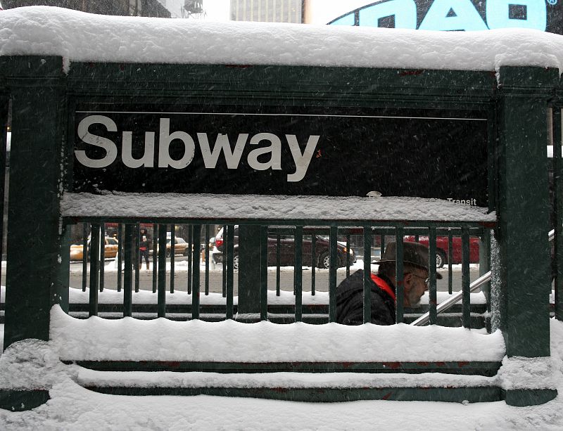 Un pasajero saliendo de una estación de metro de Nueva York