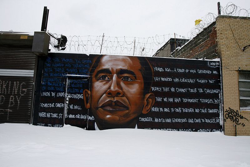 Grafiti de Barack Obama rodeado de nieve