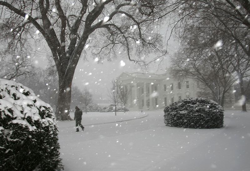 Exterior de la Casa Blanca cubierto de nieve