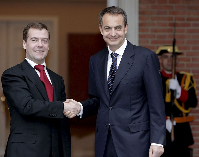 Zapatero saluda a Medveded en el Palacio de la Moncloa