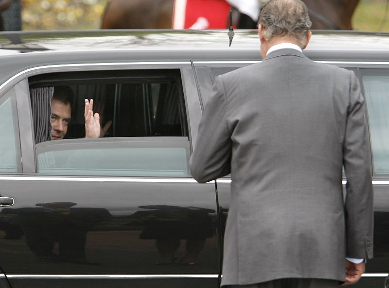 El Rey Juan Carlos despide a Dimitri Medvedev