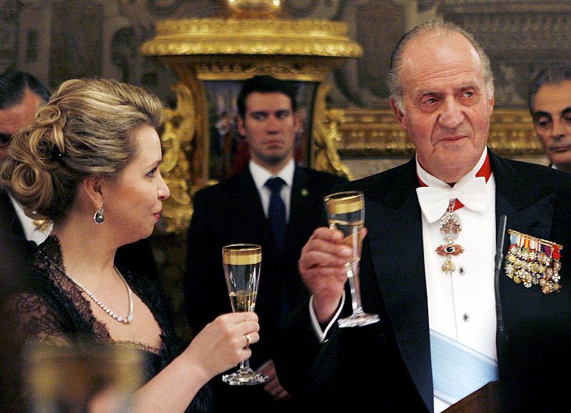 El Rey don Juan Carlos brinda junto a la esposa del presidente de Rusia