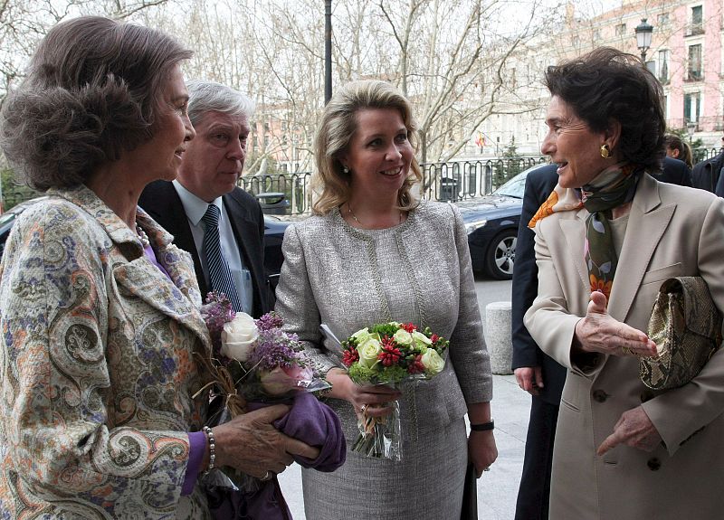 La Reina Sofía y la primera dama rusa, Svetlana Medvedeva, conversan con Paloma O'Shea