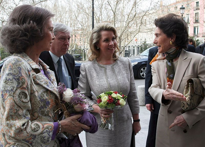 La Reina Sofía y la primera dama rusa, Svetlana Medvedeva, conversan con Paloma O'Shea