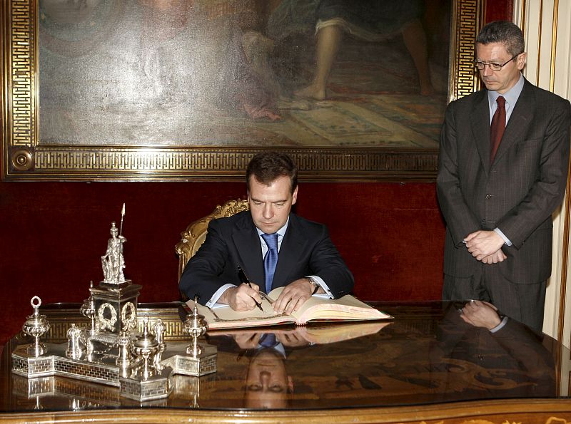 Alberto Ruiz-Gallardón entrega las Llaves de Oro de la Villa de Madrid a Medveded