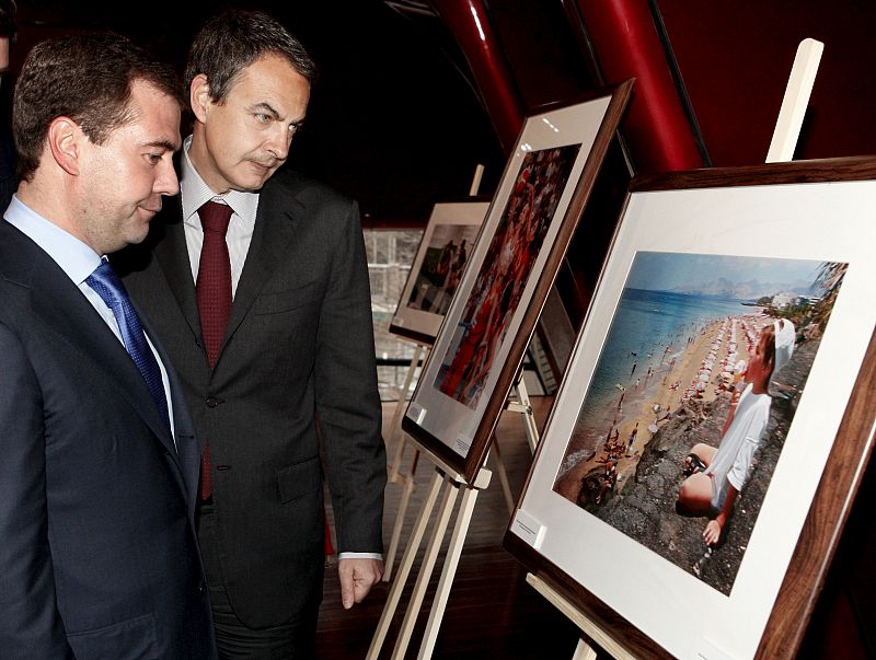Zapatero y Medveded observan una fotografía durante su visita a una exposición de fotógrafos rusos