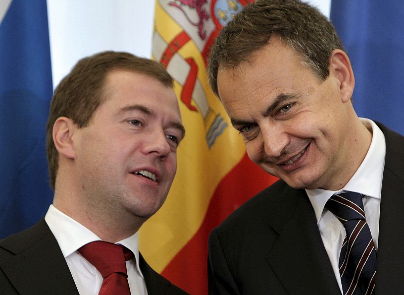 Zapatero y Medvedev conversan momentos antes de la firma de los acuerdos de cooperación