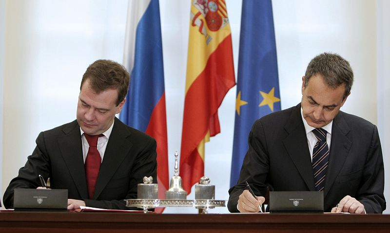 José Luis Rodríguez Zapatero y Dimitri Medvedev durante la firma de los acuerdos de cooperación