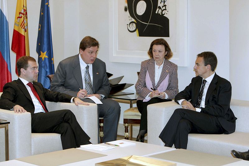 Zapatero conversa con Medvedev en el Palacio de la Moncloa
