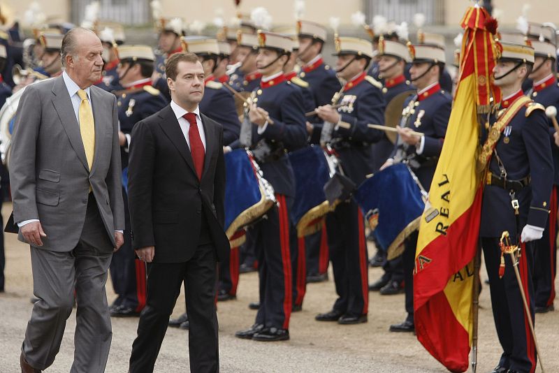 El Rey Juan Carlos y el presidente de Rusia pasan revista a las tropas durante la ceremonia de despedida del mandatario ruso