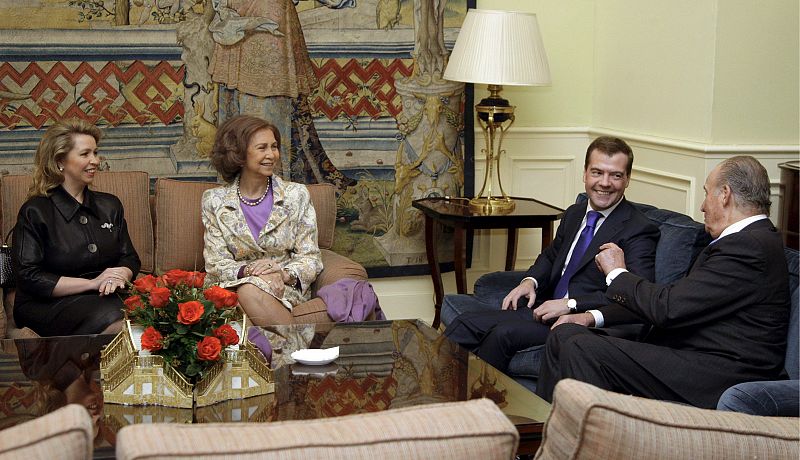 Los Reyes charlan en el Pardo con el presidente de Rusia y su esposa