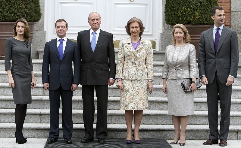 Los Reyes de España con los Príncipes de Asturias posan con el Presidente de Rusia y su esposa