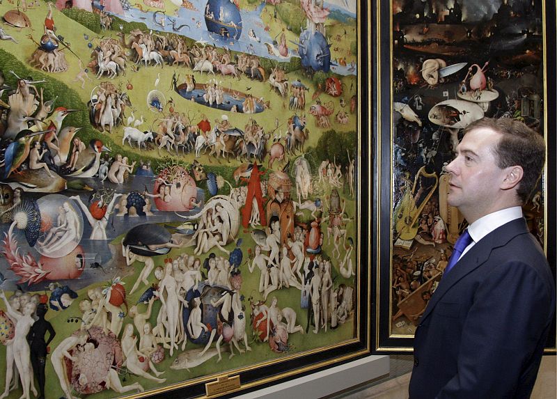 Medvedev observa 'El jardín de las delicias' del Bosco en el Museo del Prado