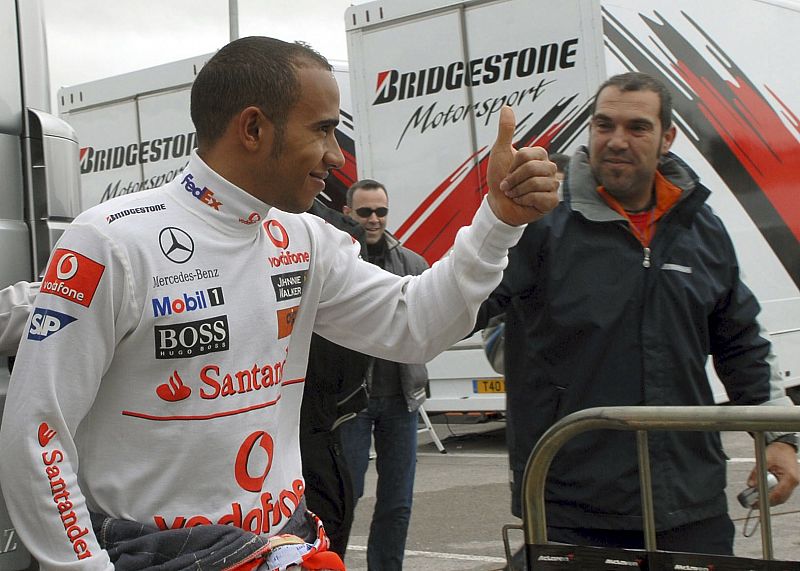 Lewis Hamilton momentos antes de la rueda de prensa ofrecida tras romper el motor de su monoplaza.