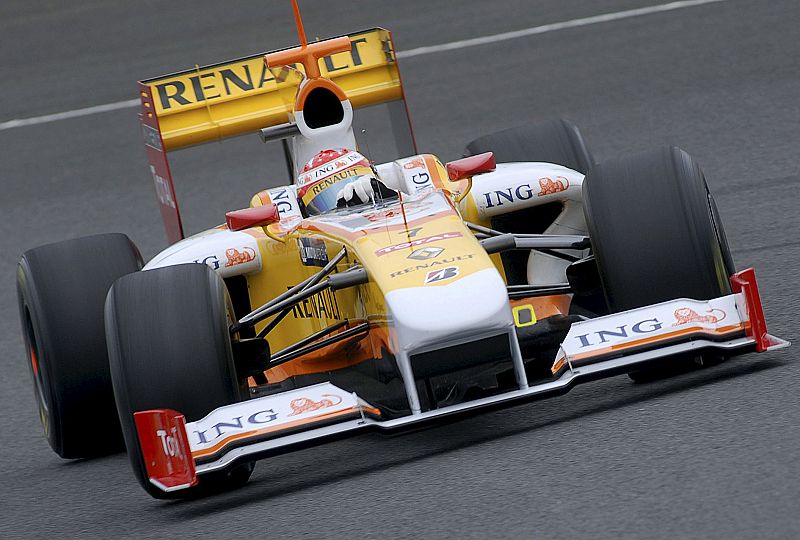 Alonso a bordo de su monoplaza durante los entrenaminetos de Jerez.