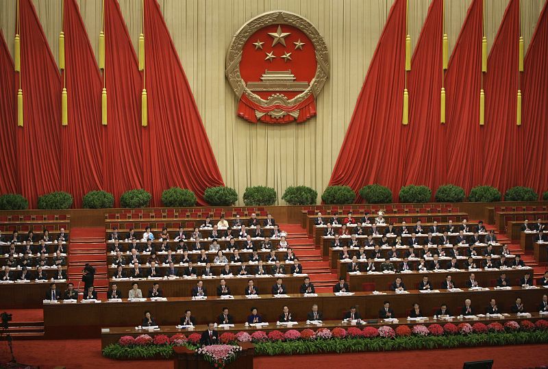 Los delegados de China aplauden al primer ministro chino Wen Jiabao mientras da un discurso