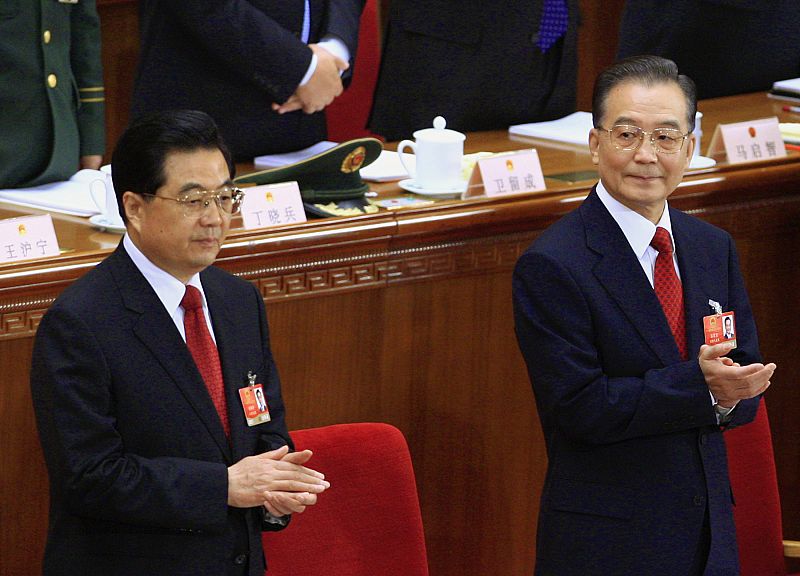 El presidente de China Hu Jintao  y el primer ministro Wen Jiabao aplauden antes de tomar sus asientos durante la ceremonia