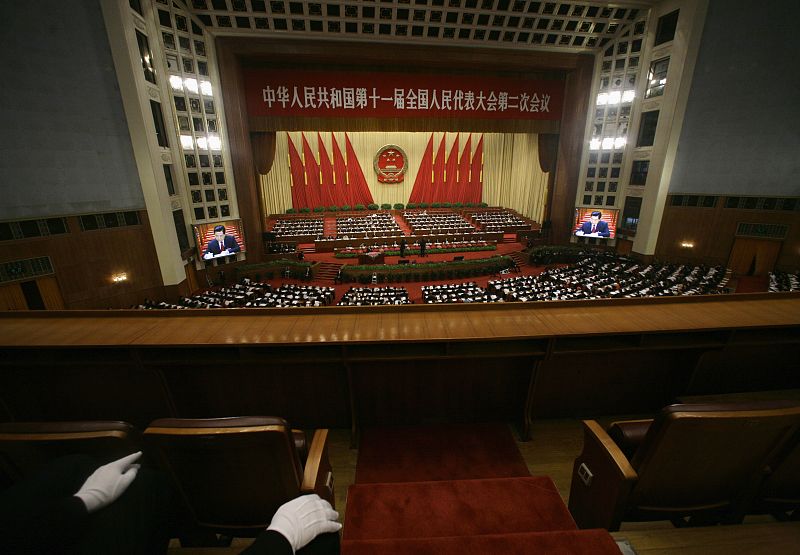 Un oficial de seguridad asiste a la ceremonia de apertura del Congreso Nacional del Pueblo