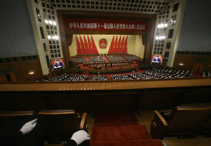Un oficial de seguridad asiste a la ceremonia de apertura del Congreso Nacional del Pueblo