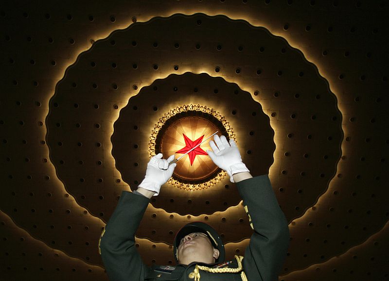 El conductor de la banda militar durante el ensayo de la ceremonia de apertura del Congreso Nacional del Pueblo