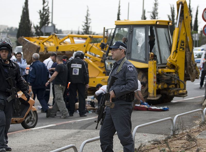 Policía israelí junto a conductor de excavadora abatido a tiros en Jerusalén