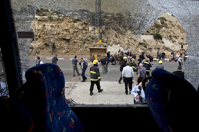 Autobús contra el que ha chocado el conductor de la excavadora