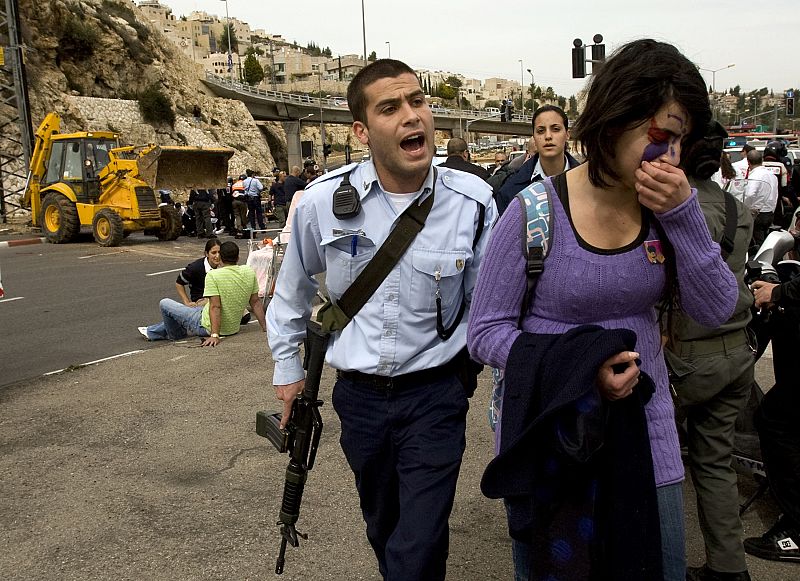 Policía israelí con chica herida en el atentado