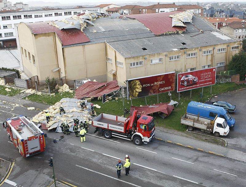 EL VIENTO ARRANCA PARTE DE LA CUBIERTA EXTERIOR DE UN POLIDEPORTIVO ESCOLAR