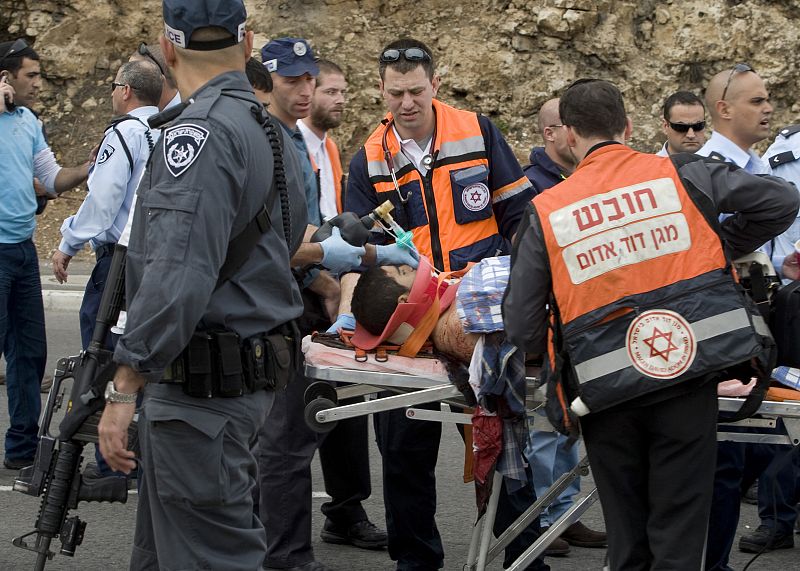 Servicios de emergencia sacan a herido de la zona del atentado