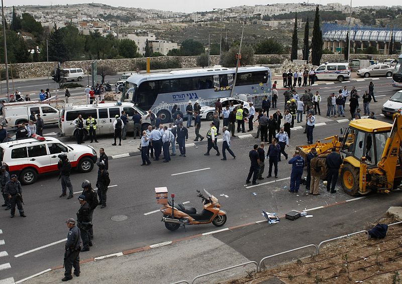 Policías y servicios de emergencia en la zona del atentado en Jerusalén