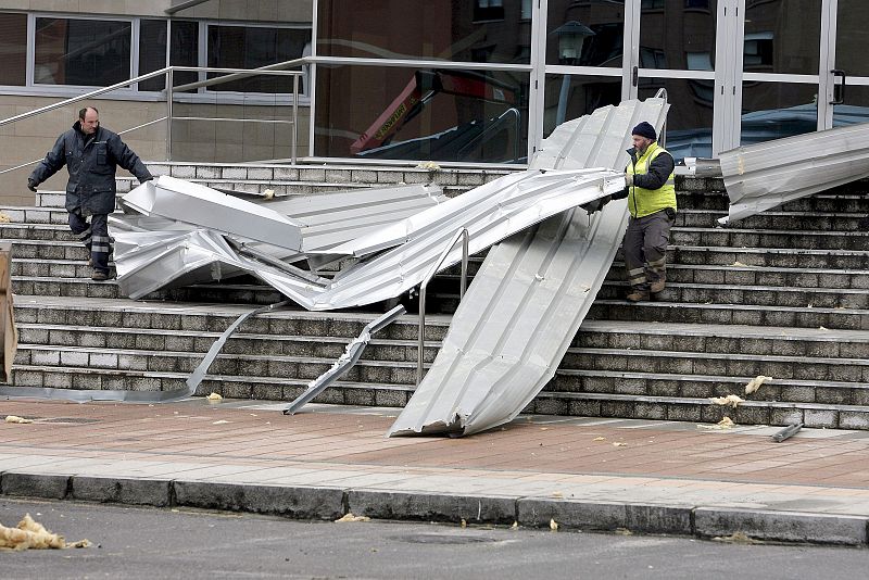 EL VIENTO DERRIBA LA TECHUMBRE DE CHAPA DE UN POLIDEPORTIVO EN AVILÉS