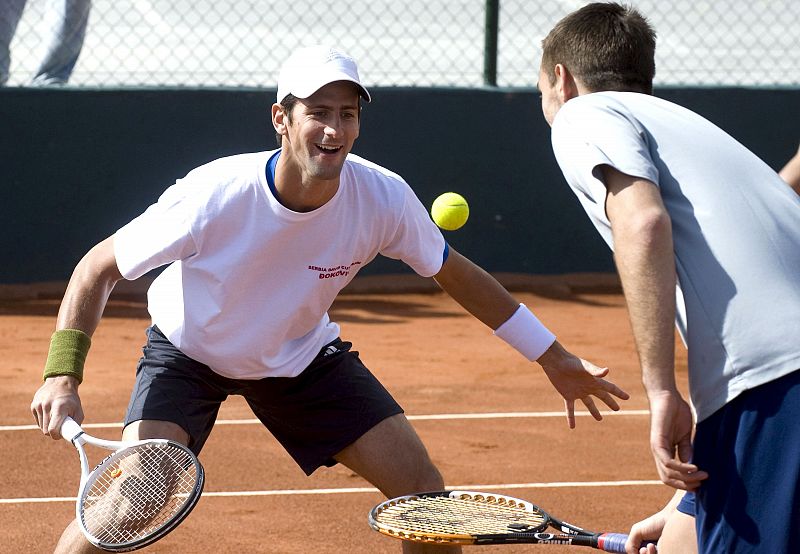 El tenista serbio Novak Djokovic, junto a un compañero durante los entrenamientos antes del encuentro contra David Ferrer.