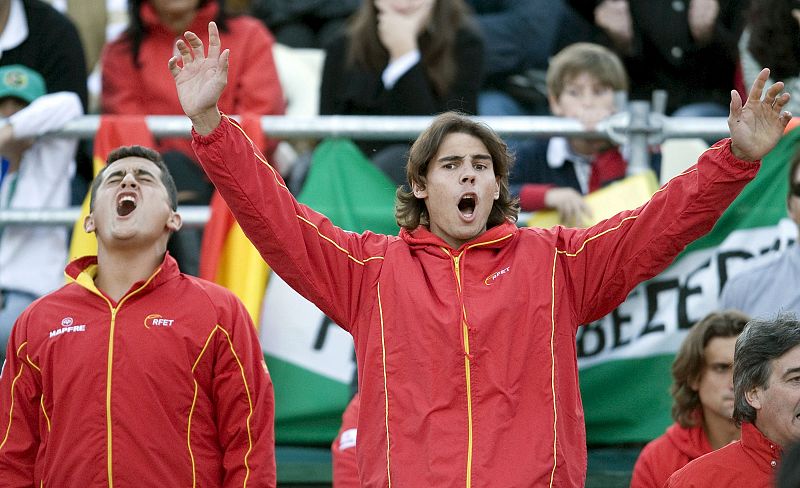 Los tenistas Rafa Nadal y Nicolás Almagro gesticulan desde la grada.