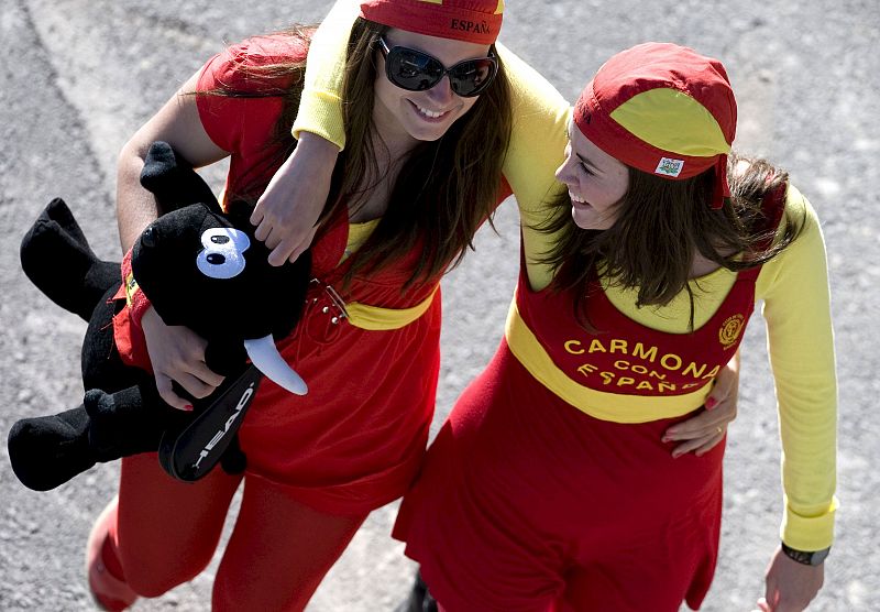 Dos seguidoras españolas ataviadas con los colores de España.