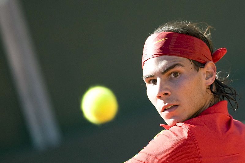 Nadal devuelve una bola al serbio Novak Djokovic.