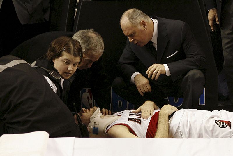 Rudy Fernández quedó tendido en el suelo hasta que recibió asistencia de los cuidadores y personal médico.