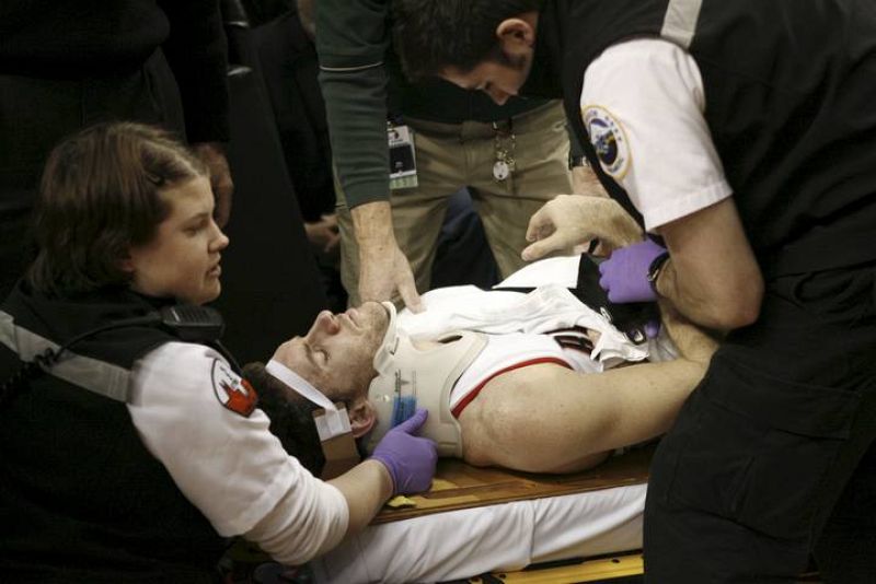 Rudy Fernández es atendido por los servicios sanitarios tras sufrir una entrada dura con falta intencional del escolta de los Angeles Lakers Trevor Ariza.