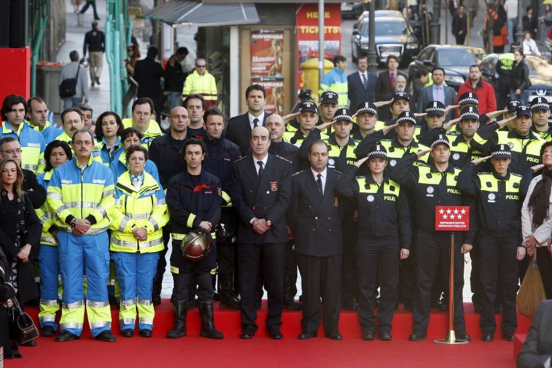 Miembros de la Policía Municipal y de los Servicios Santiarios han estado presentes en el homenaje.