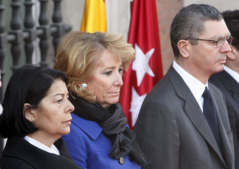 Alberto Ruíz Gallardón ha estao presente en el homenaje en la Puerta del Sol, y también presidirá el acto que se celebra a mediodía en la estación de Atocha. En la imagen, Ruiz Gallardón junto a Inés Sabanés y Esperanza Aguirre.