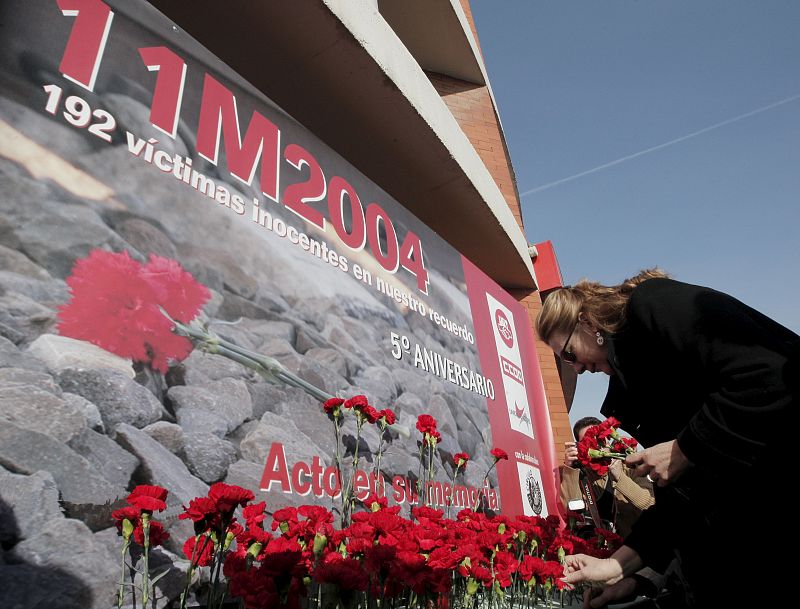 La presidenta de la a Asociación 11-M Afectados del terrorismo, Pilar Manjón, durante la ofrenda floral que tuvo lugar en la entrada de la estación de RENFE.