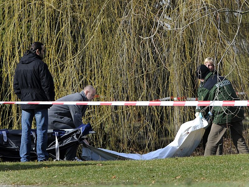 Policía forense con víctima