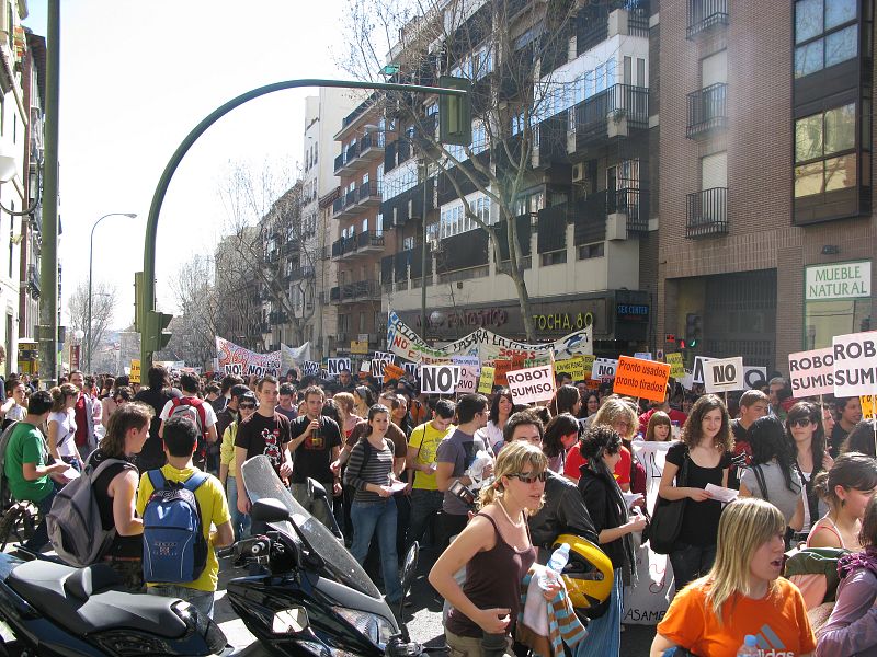 Los estudiantes, en plena manifestación contra Bolonia