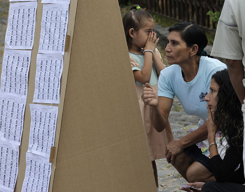 Unas votantes buscan el número de su mesa electoral.