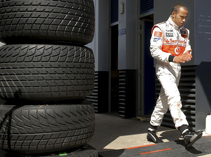 Hamilton abandona pensativo el garaje de McLaren.