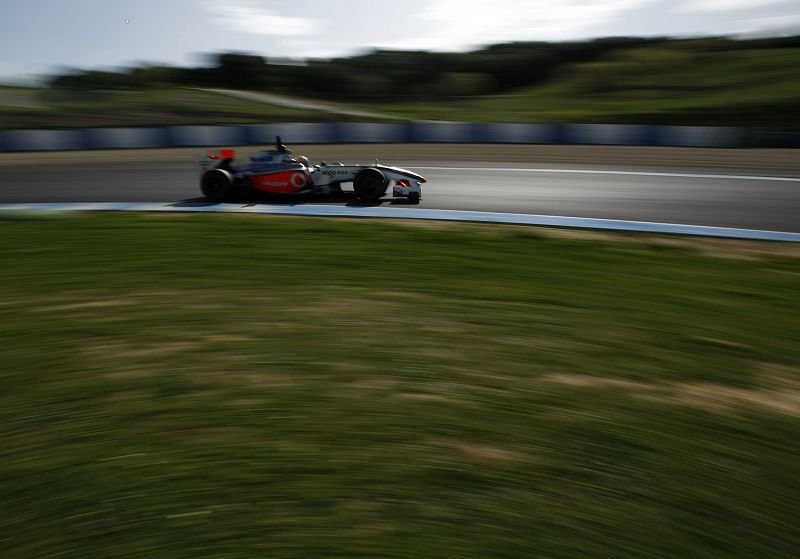 Hamilton tuvo una salida de pista en la misma curva en la que Alonso se fue contra las protecciones el domingo.