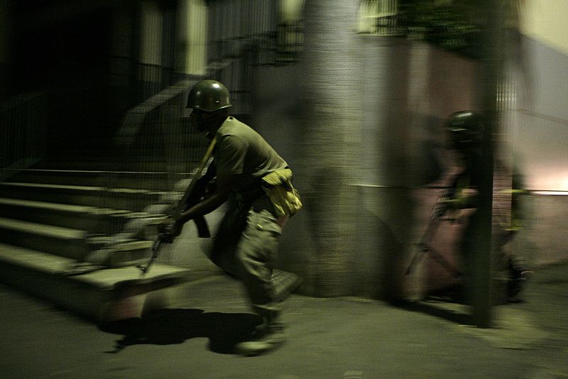 Un soldado corre en la operación de ataque al palacio presidencial.